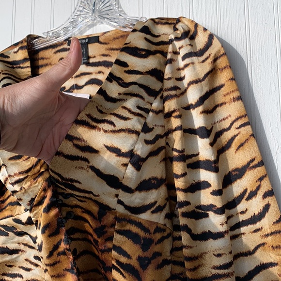 Tiger print blouse - Picture 5 of 10